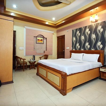 Capital O 10990 Hotel Gobind Regency Zirakpur Buitenkant foto