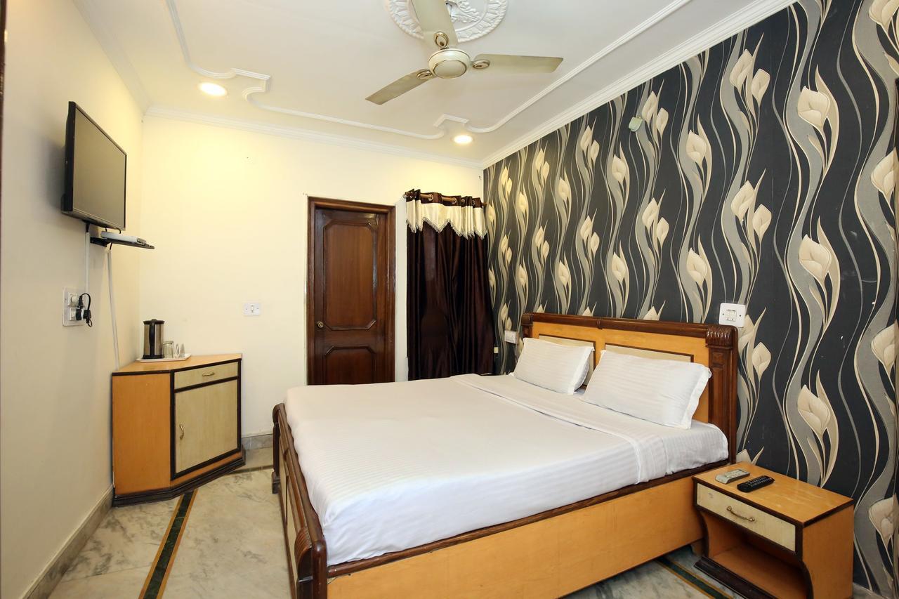 Capital O 10990 Hotel Gobind Regency Zirakpur Buitenkant foto
