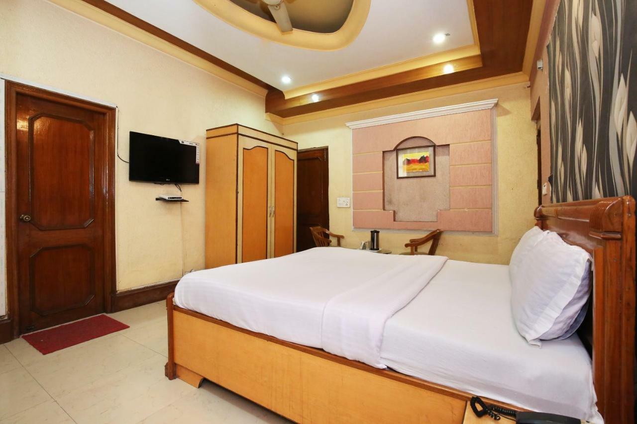 Capital O 10990 Hotel Gobind Regency Zirakpur Buitenkant foto