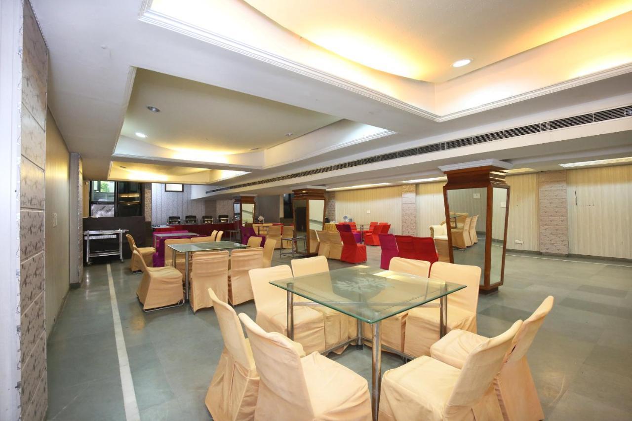 Capital O 10990 Hotel Gobind Regency Zirakpur Buitenkant foto