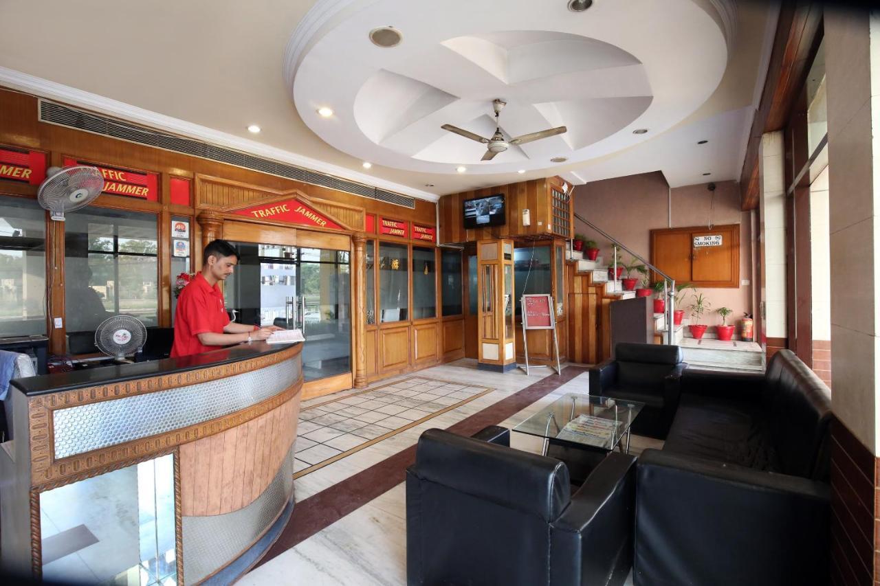 Capital O 10990 Hotel Gobind Regency Zirakpur Buitenkant foto