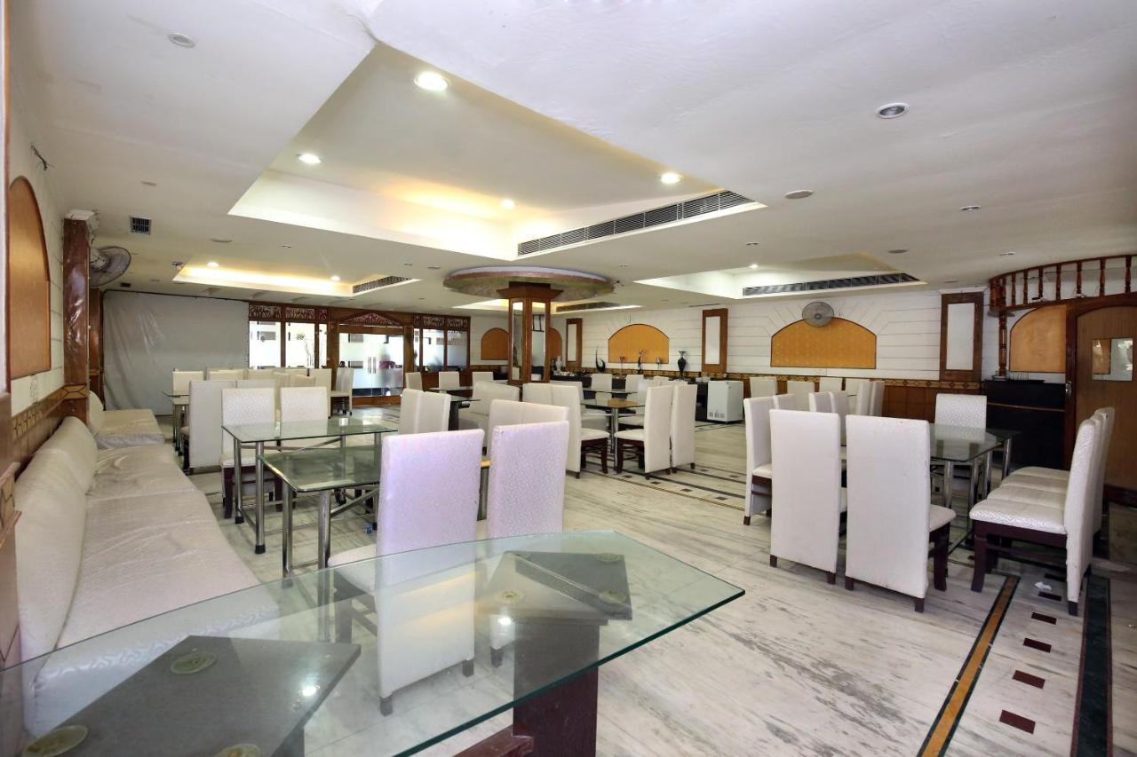 Capital O 10990 Hotel Gobind Regency Zirakpur Buitenkant foto