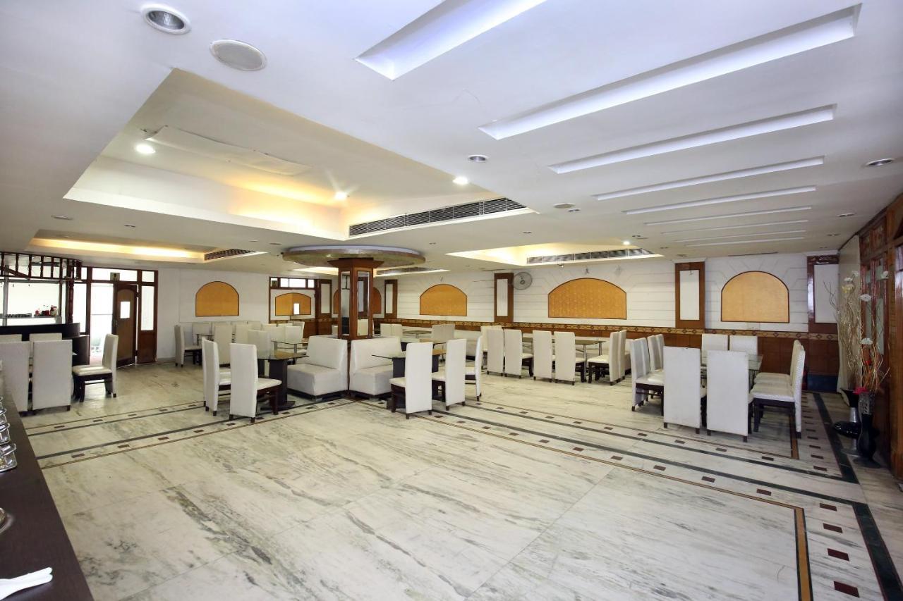 Capital O 10990 Hotel Gobind Regency Zirakpur Buitenkant foto