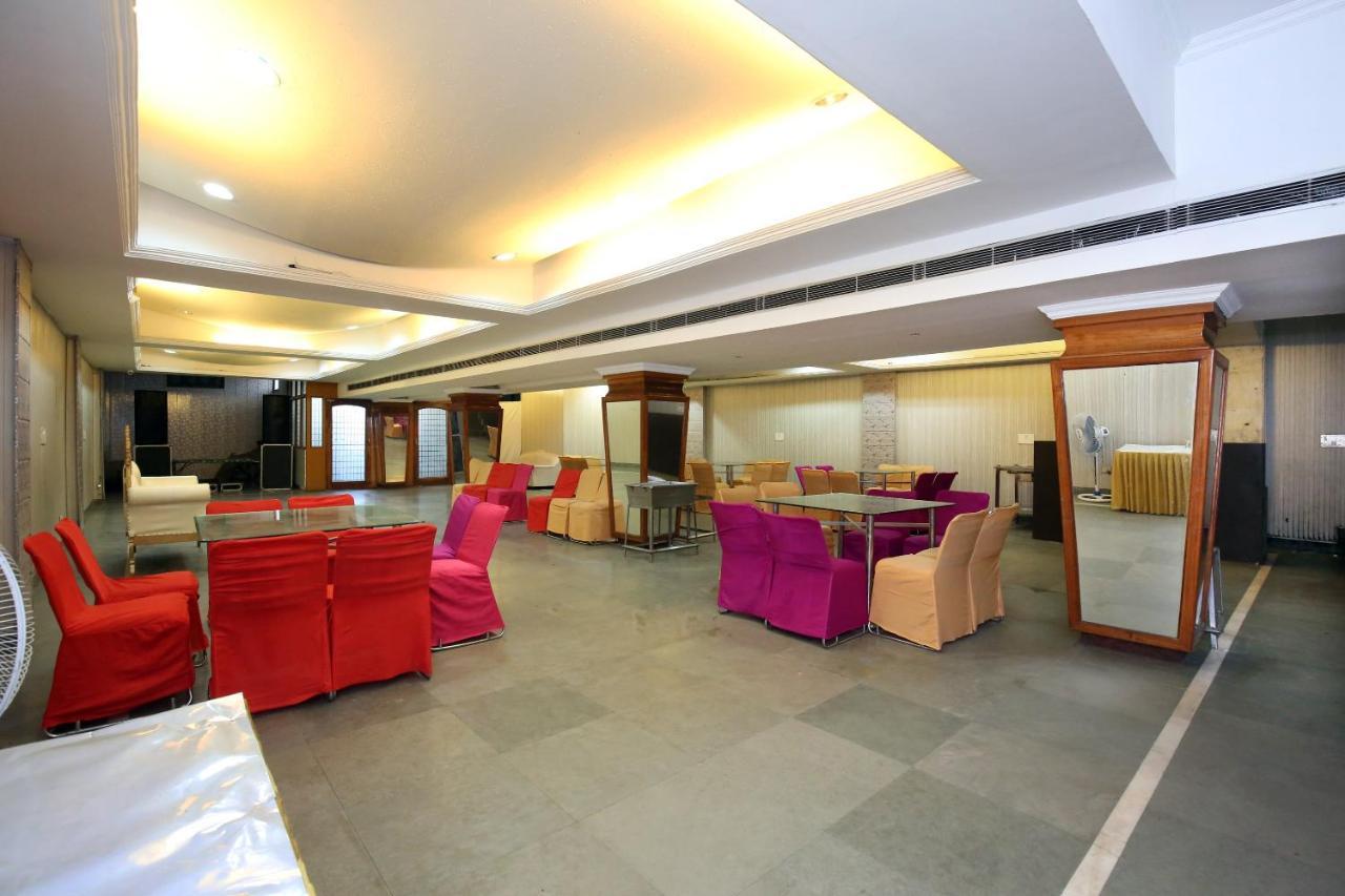Capital O 10990 Hotel Gobind Regency Zirakpur Buitenkant foto